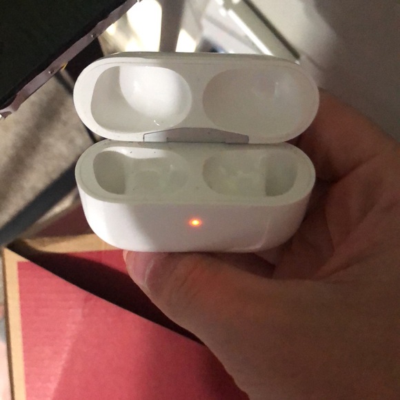 Used apple AirPod case - Picture 2 of 6